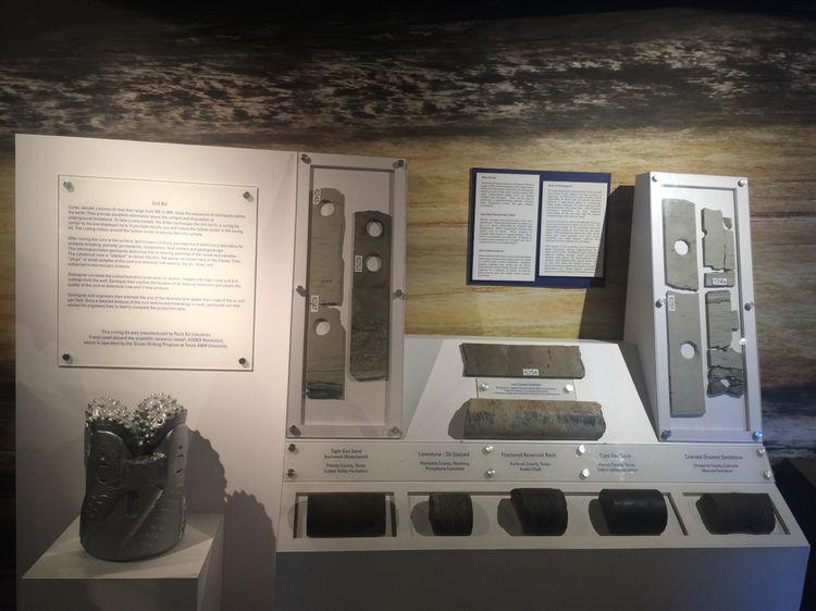 采油勘探鉆井岀來的：各種不同類型的礦物質標本展示！